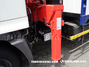1chan-tu-truoc-xe-tai-hino-fc-gan-cau-unic-545