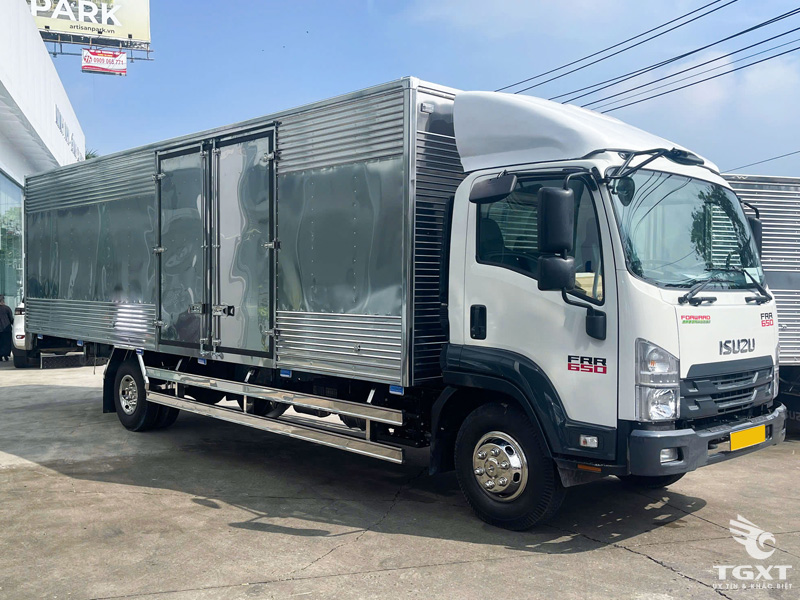 Xe Tải Isuzu FRR90NE5 6.5 Tấn Thùng Kín