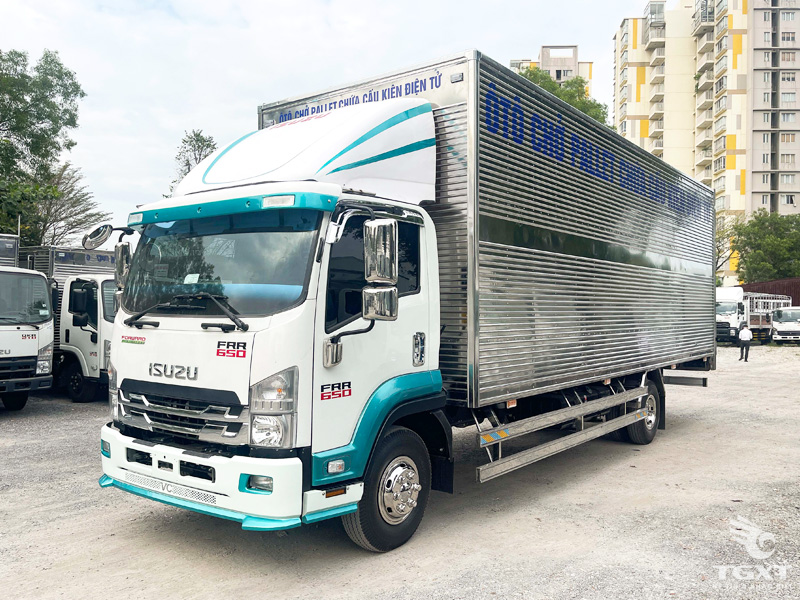 Xe Tải Isuzu FRR90QE5 5.5 Tấn Chở Pallet Chứa Cấu Kiện Điện Tử