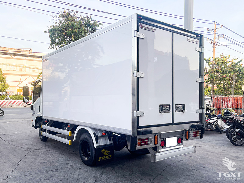 Xe Tải Đ&ocirc;ng Lạnh Isuzu QMR77HE5 2.4 Tấn