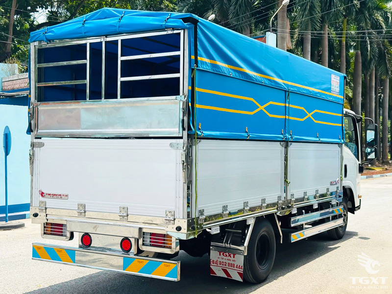 Xe Tải Isuzu QMR77HE5A 2 Tấn Th&ugrave;ng Bạt