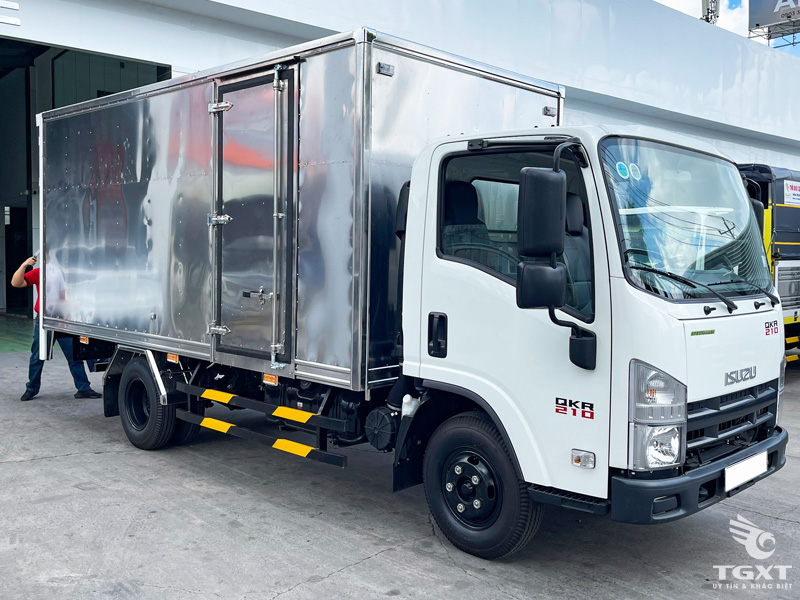 Xe Tải Isuzu QMR77HE5A 1.9 Tấn Thùng Kín Bửng Nâng