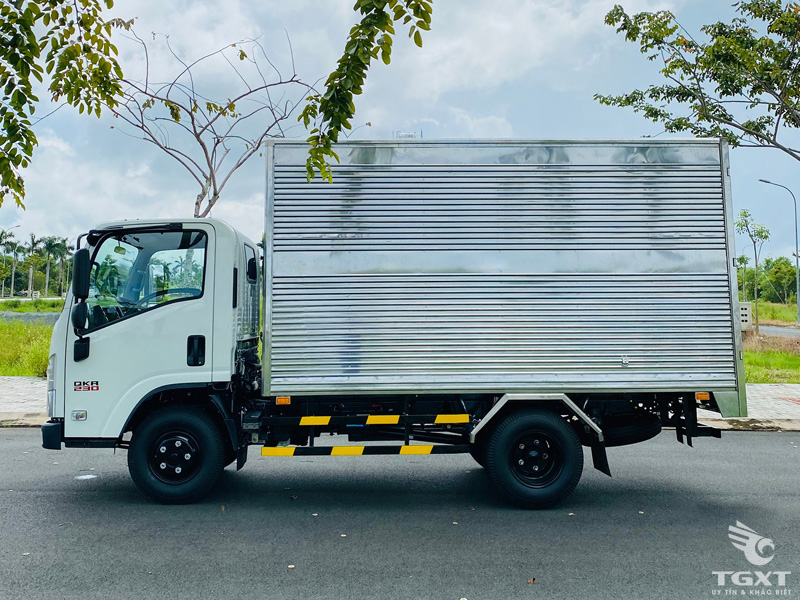 Xe Tải Isuzu QLR77FE4 2 Tấn Thùng Kín