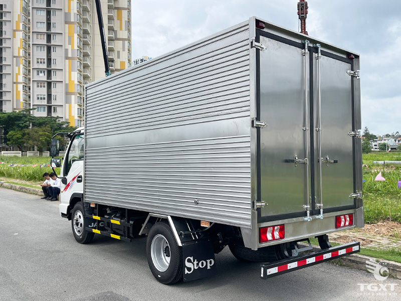 Giá Xe Tải Jac H250 E5 Thùng Kín Tải Trọng 2.4 Tấn